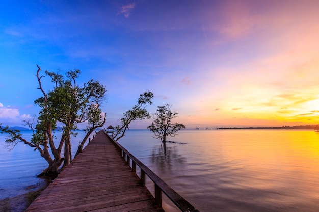 Puesta del sol colorida en el puente del sueño en la isla de Koh Mak, provincia de Trat, Tailandia.