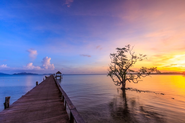 Puesta del sol colorida en el puente del sueño en la isla de Koh Mak, provincia de Trat, Tailandia.