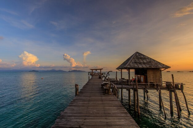 Puesta del sol colorida en el puente del sueño en la isla de Koh Mak, provincia de Trat, Tailandia.