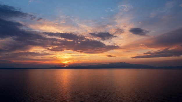 Puesta del sol colorida sobre el mar en la isla griega Thassos