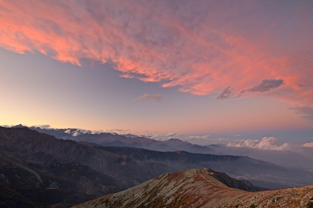 Puesta de sol en el colorido cloudscape de los Alpes