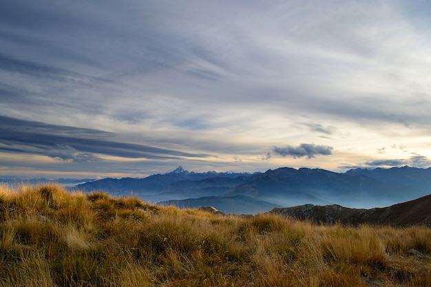 Puesta de sol en el colorido cloudscape de los Alpes