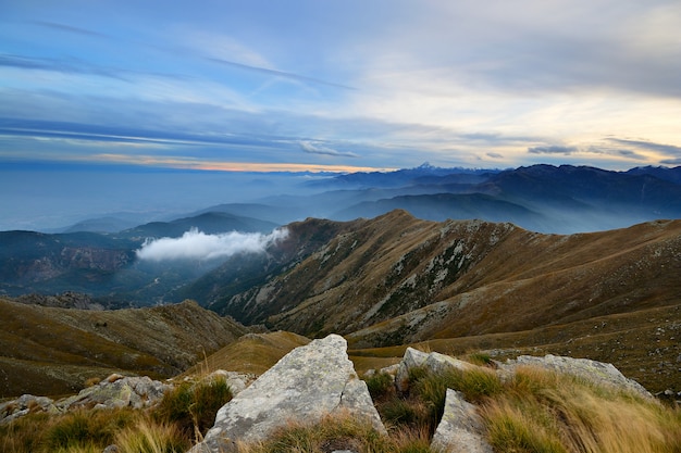 Puesta de sol en el colorido cloudscape de los Alpes