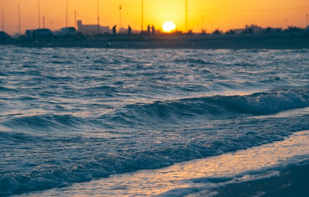 La puesta de sol en una costa del mar Mediterráneo en Túnez