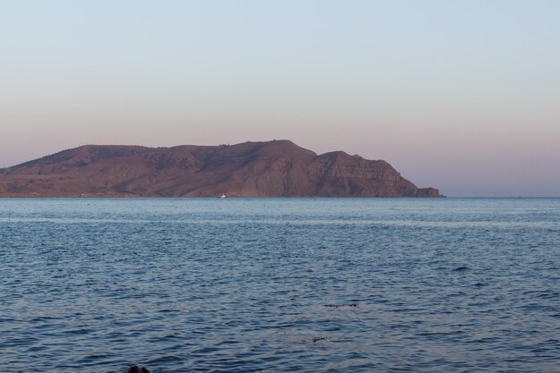 Puesta de sol en la costa del Mar Negro cerca de Sudak