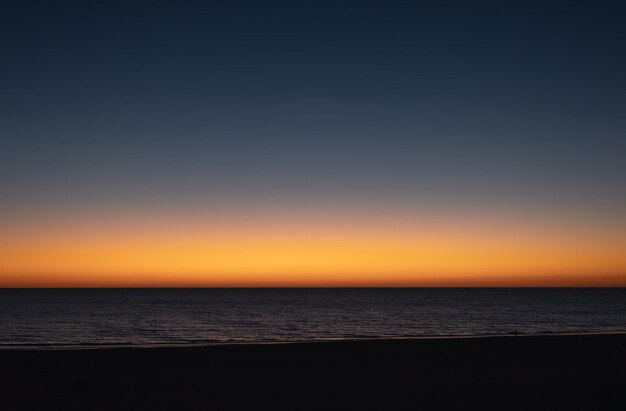 Puesta de sol en la costa del océano