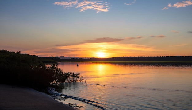 Puesta de sol en la costa del paisaje de la naturaleza del lago