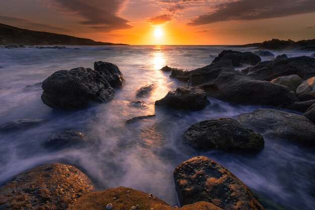 Puesta de sol en la costa vasca bajo la montaña Jaizkibel en Hondarribia, País Vasco.