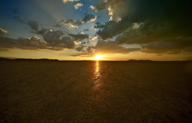 La puesta de sol en el desierto de Mojave