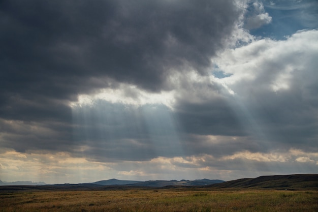 Puesta de sol en el desierto, los rayos del sol Brillan a través de las nubes. Meseta De Ukok De Altai