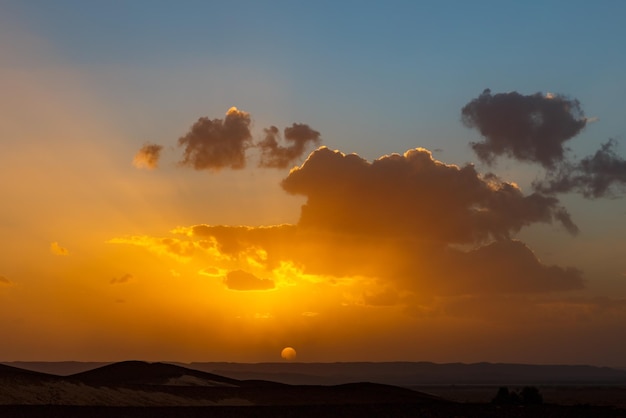 Puesta de sol en el desierto del Sahara