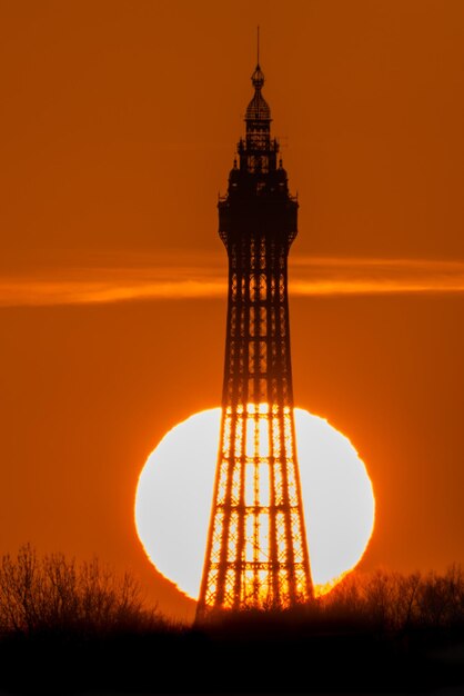 Foto la puesta de sol detrás de la torre de blackpool