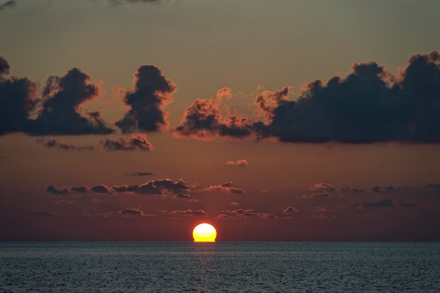 Puesta de sol dorada en maldivas