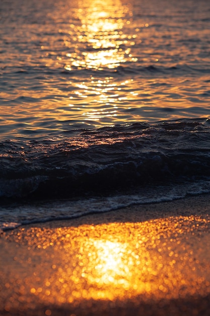 Una puesta de sol dorada sobre el océano.