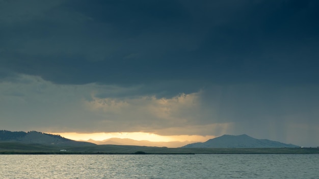 Puesta de sol en el embalse de Eleven Mile, Colorado.