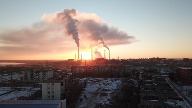 Una puesta de sol épica y una fábrica de humo.