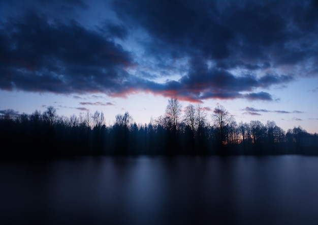 Puesta de sol épica en el fondo del paisaje del río