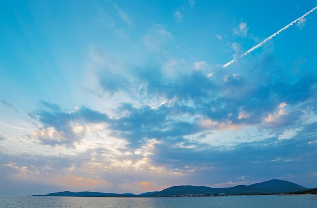 Puesta de sol escénica en la costa de Alghero