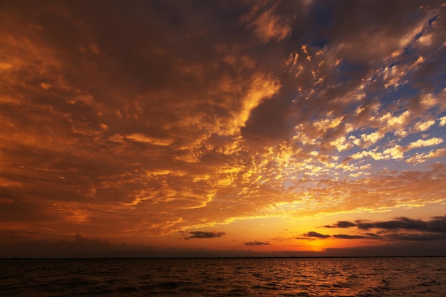 Puesta de sol escénica en la costa del mar