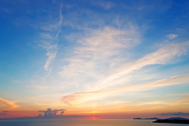 Puesta de sol escénica junto al mar