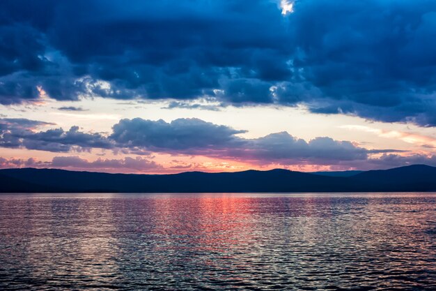 Puesta de sol escénica en el lago