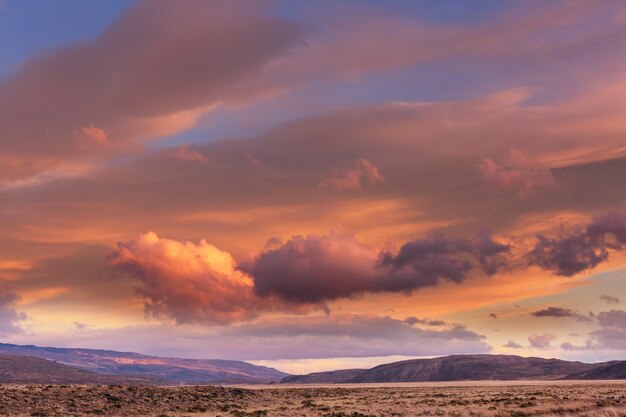 Puesta de sol escénica en las montañas. Otoño.