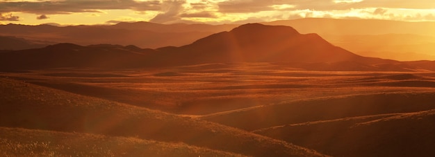 Puesta de sol escénica en las montañas en temporada de otoño