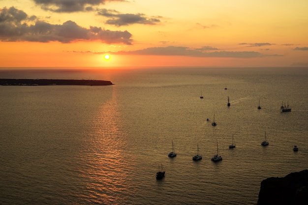 Foto puesta de sol escénica vista al mar en el mar egeo con veleros silueta