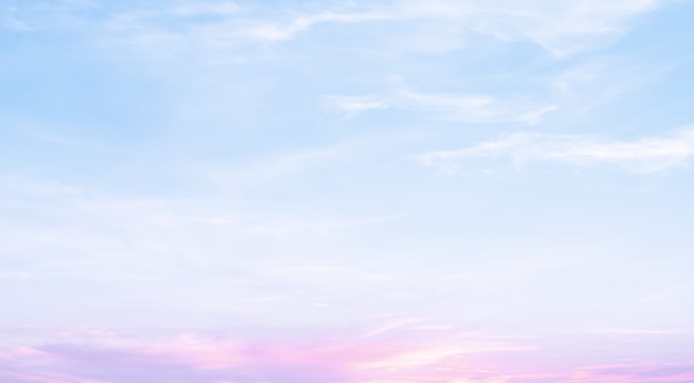 Puesta de sol espectacular cielo azul rosa nubes