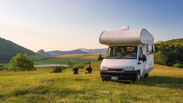 Puesta de sol espectacular cielo sobre autocaravana en Montelago highlands Marche Italia Nubes épicas sobre colinas y montañas paisaje único concepto alternativo de vacaciones vanlife