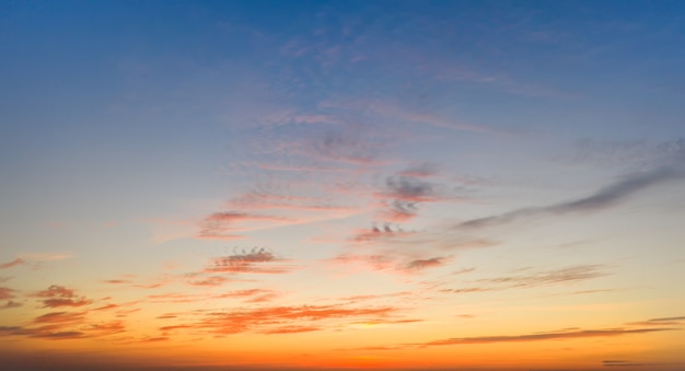 Puesta de sol espectacular, los rayos del sol brillan a través de las nubes.