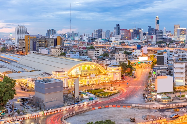 Puesta de sol de la estación central de tren de Bangkok