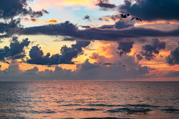 La puesta de sol en el fondo del mar papel tapiz de la naturaleza con el verano agua del mar textura del mar amanecer tranquilo en el tropical