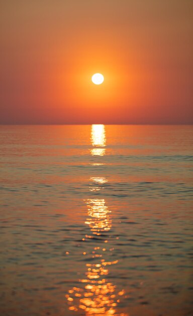 Puesta de sol de fondo en el mar verticalmente Hermosa puesta de sol Océano en la noche