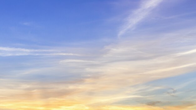 Puesta de sol con fondo suave cielo azul