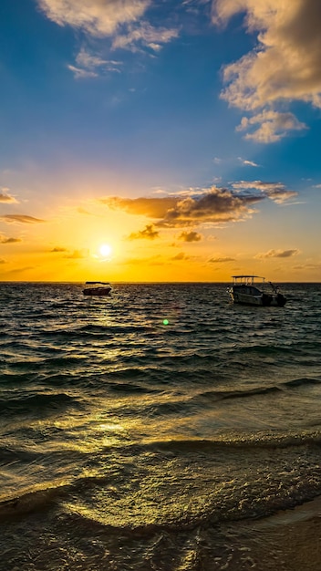 Puesta de sol en la foto de la playa