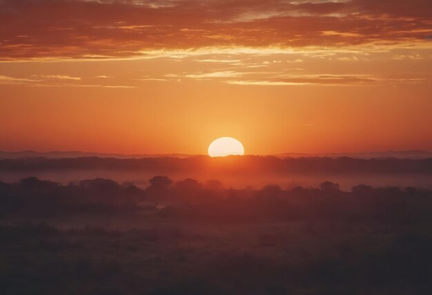 una puesta de sol con un gran sol naranja en el cielo