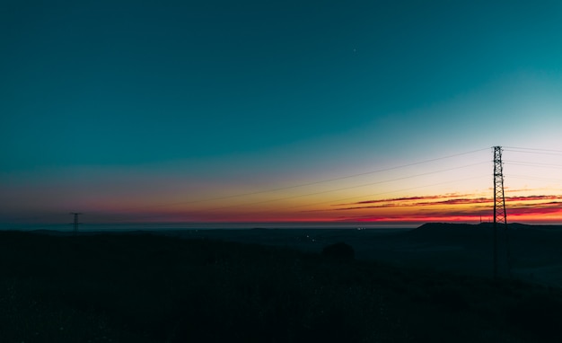 Una puesta del sol hermosa y una hora azul en el centro de una ciudad en Andalucía, España.