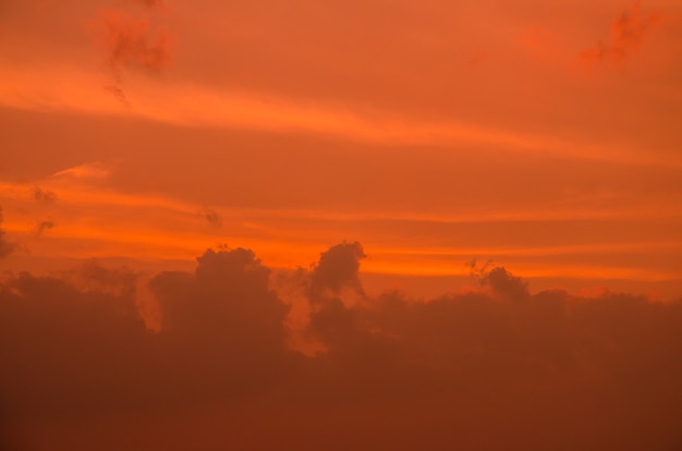 Puesta de sol con la hermosa nube