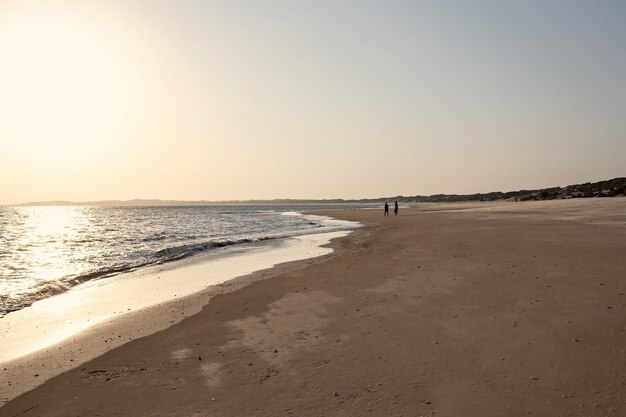 Puesta del sol hermosa de la playa en la isla de Lamu, Kenia