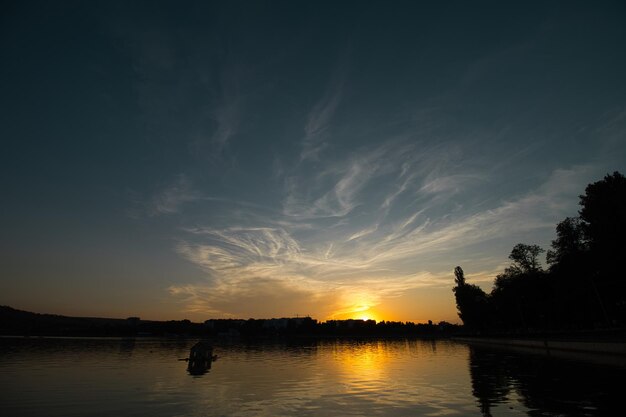 puesta de sol en un hermoso cielo nublado azul