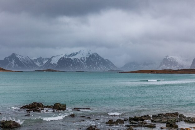 Puesta de sol bajo la hora azul sobre el fiordo en la noche polar en las islas Lofoten, Noruega.