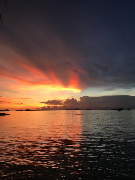 La puesta de sol en el horizonte