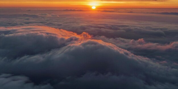 Una puesta de sol impresionante sobre las nubes