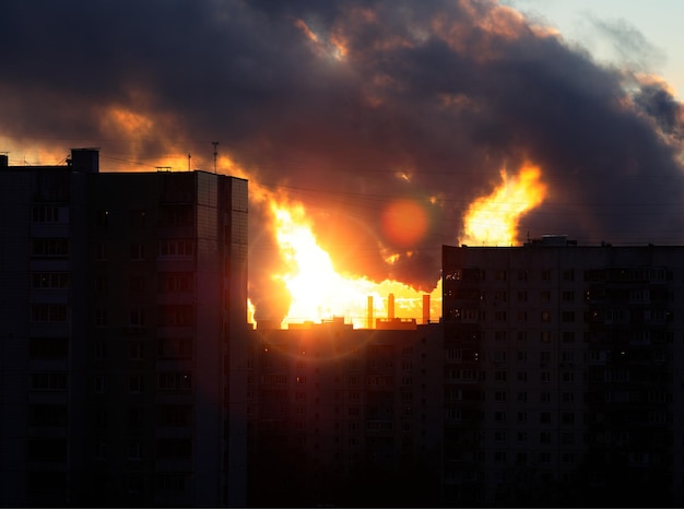 Puesta de sol industrial en el fondo de los suburbios de Moscú