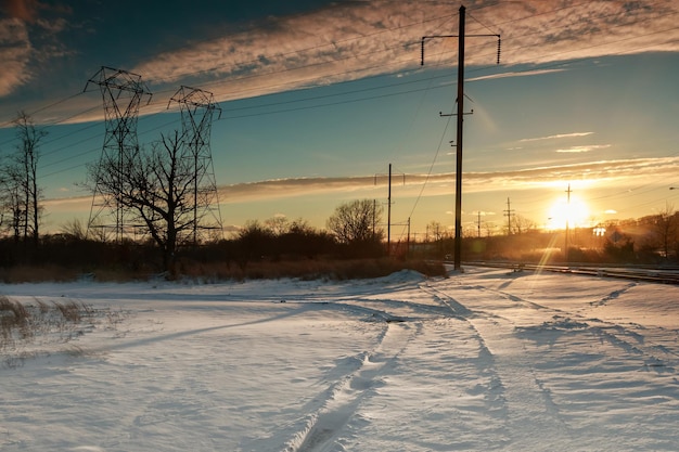 Puesta de sol de invierno sobre el sol de invierno puesta de sol en casa