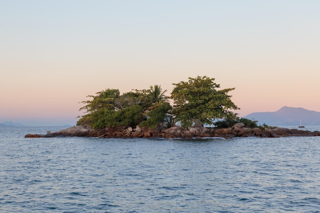 La puesta de sol en la isla grande de Angra dos Reis en Río de Janeiro