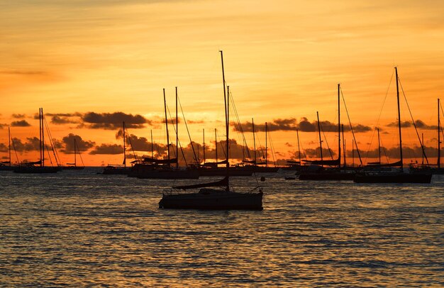 La puesta de sol en la isla de Martinica Antillas Francesas
