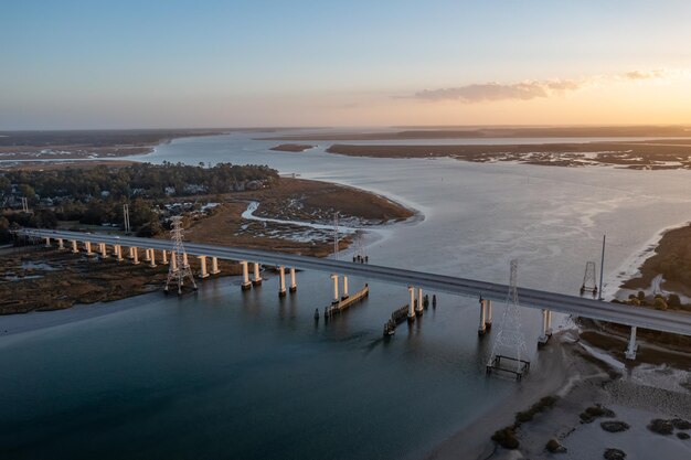 Foto la puesta de sol en la isla de pinckney, una pequeña reserva natural en carolina del sur junto con el puente j wilton graves