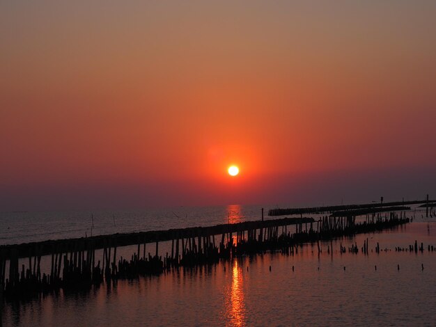 puesta de sol junto al mar